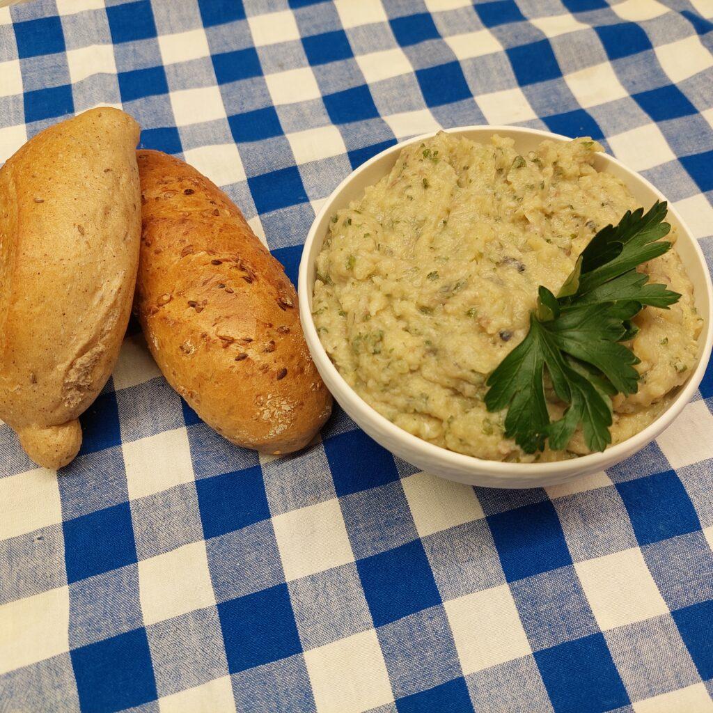 Schüssel Heringaufstrich mit Gebäck