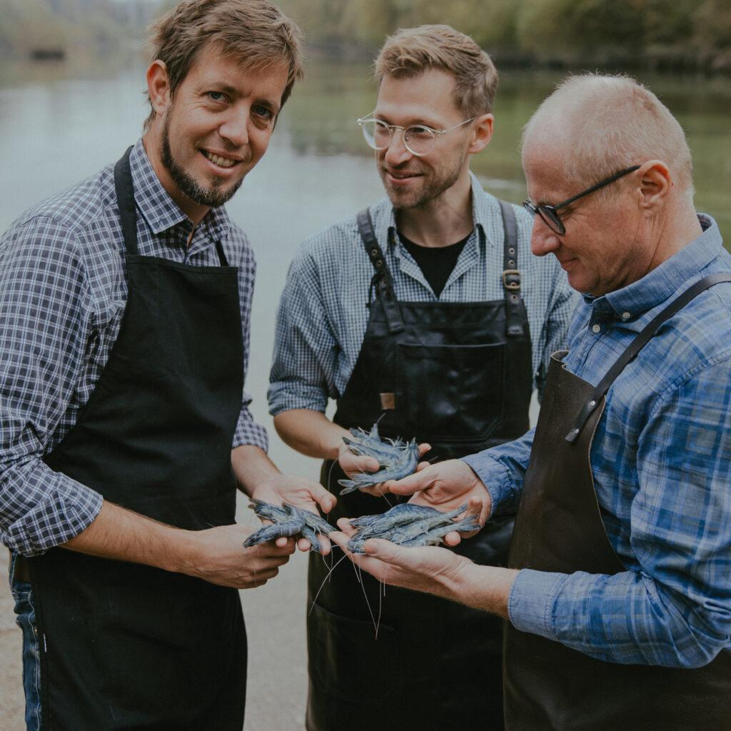 Ulrich Weiss, Günther Mörtenhuber und Andreas Fellner mit Garnelen in den Händen