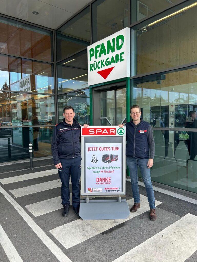 Michael Albecker (FF Pinsdorf) und Stefan Hessenberger vor der Pfandrückgabe.