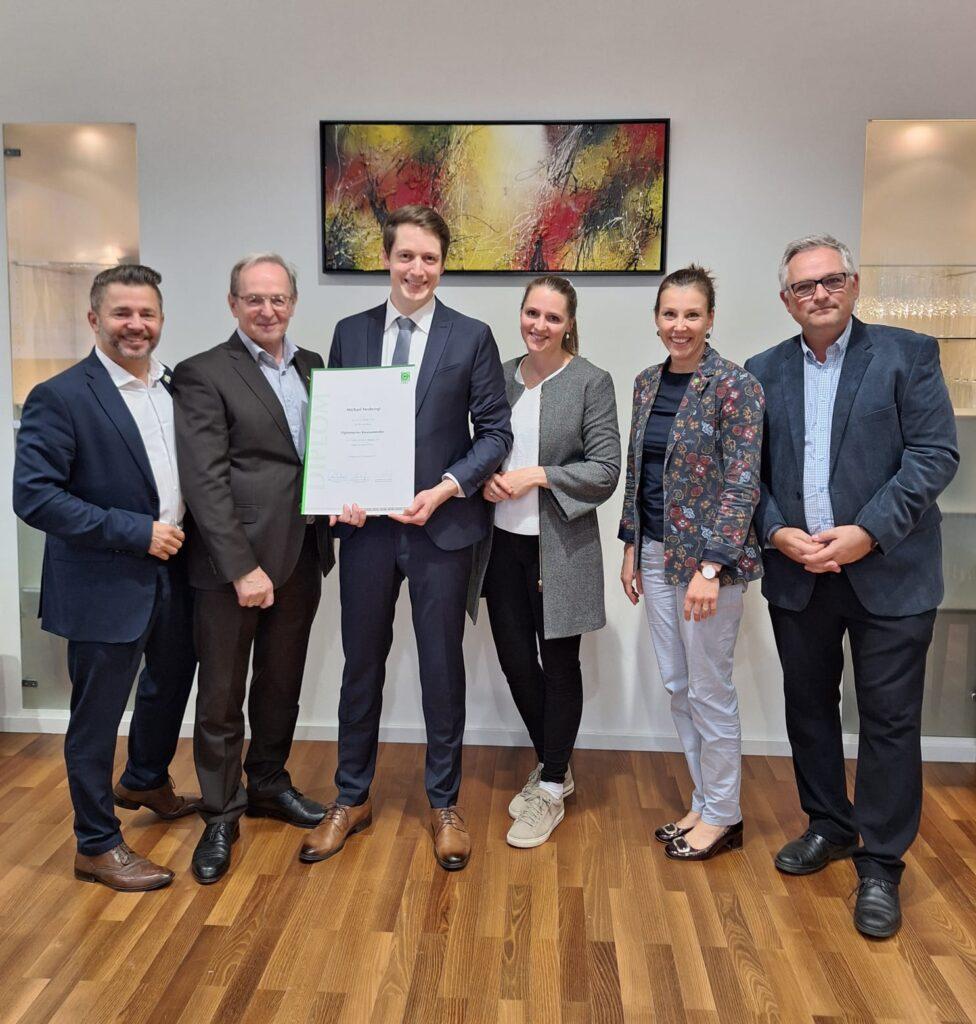 Michael Strohriegl mit Trainern bei Zeugnisverleihung